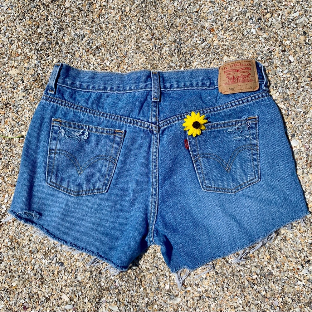 🐚Distressed Vintage Levi’s 505 Jean Shorts 🐚